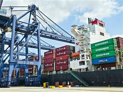Xuất nhập khẩu đạt trên 305 tỷ USD, cán cân thương mại tiếp tục nghiêng về xuất siêu