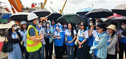 CICT chào đón đoàn sinh viên đại học GTVT đến thăm cảng