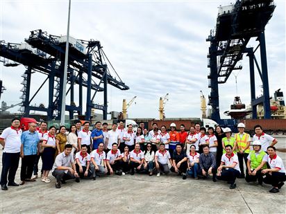 CICT đón đoàn học viên lớp Cao cấp lý luận chính trị đến thăm cảng