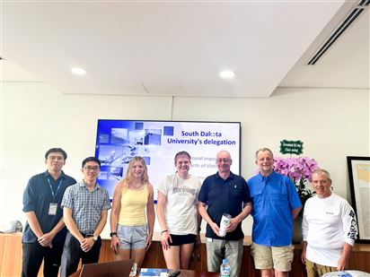 CICT chào đón đoàn sinh viên Đại học Bang Nam Dakota - Hoa Kỳ đến thăm cảng
